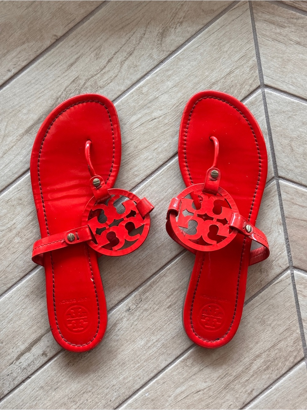 Tory Burch Red Patent Logo Thong Sandals - Picture 2 of 6